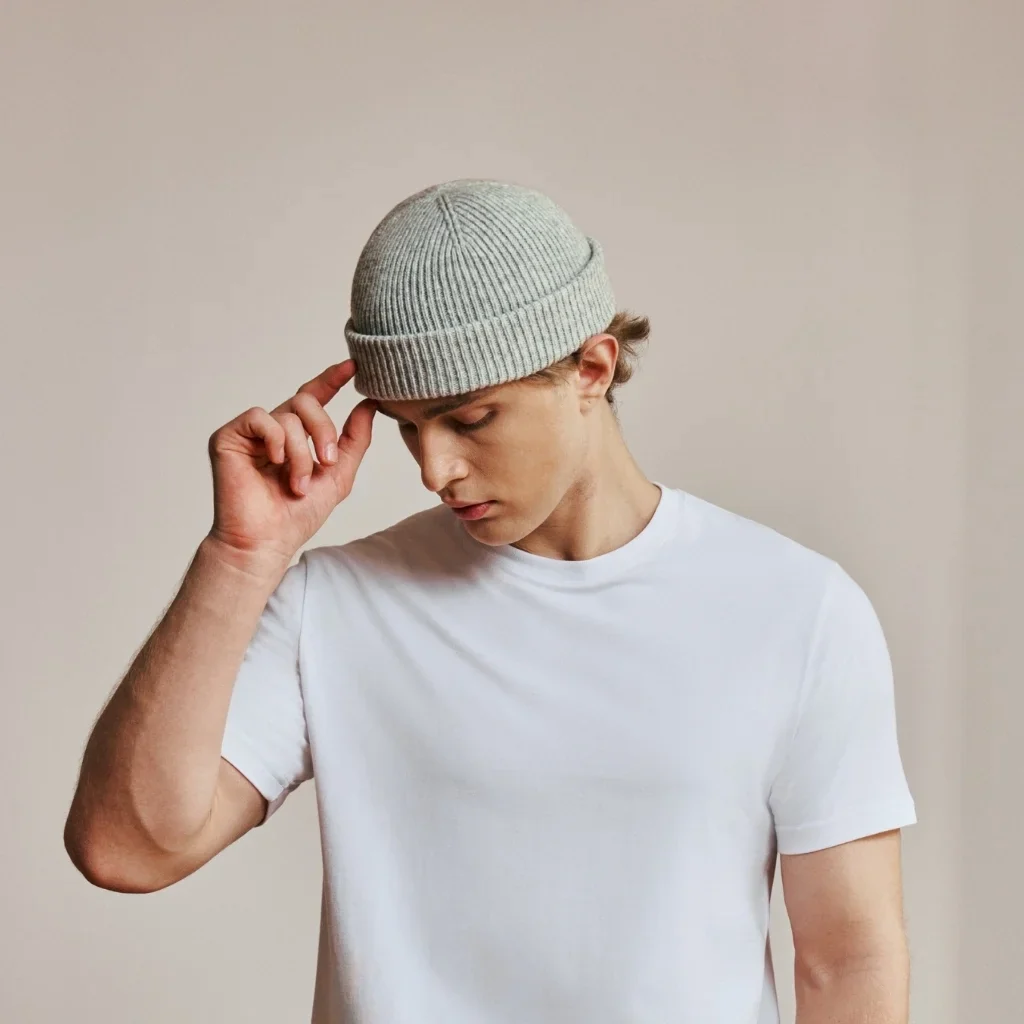 LIGHT GREY SHORT BEANIE - Image 3